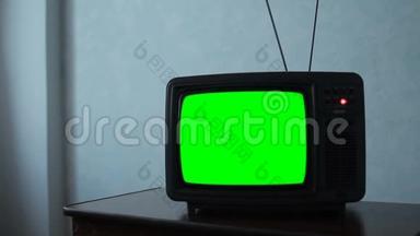 有绿色屏幕的80年代老电视。 夜间值班